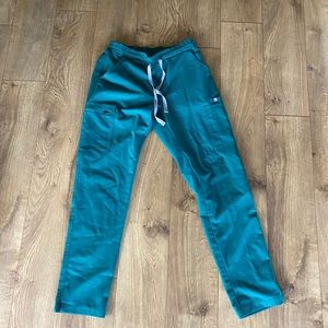 Figs scrub Pants and top xs